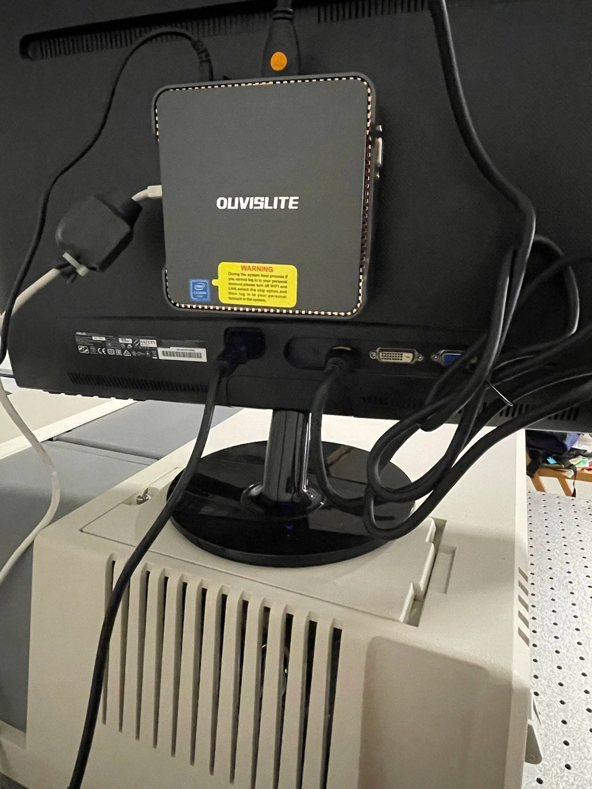 DU 800 Spectrophotometer on Windows 11 Pro  - Space Saving System (Recertified)